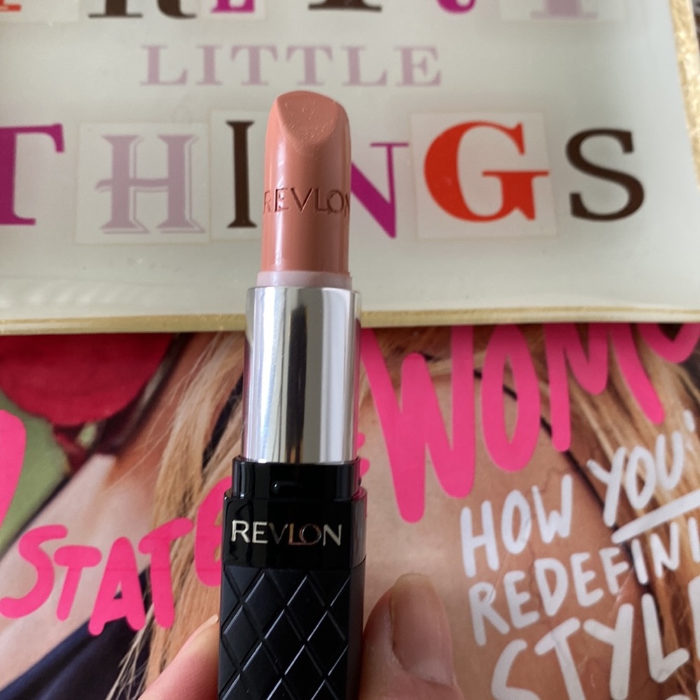 “Revlon” Fashion’s Night Pout, Colorburst Lipstick